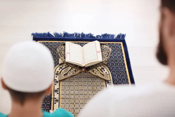 穆斯林父子一起祈祷, 在室内 — 图库照片
