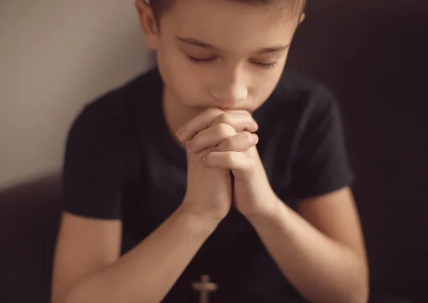 Ragazzino che prega, in casa — Foto Stock