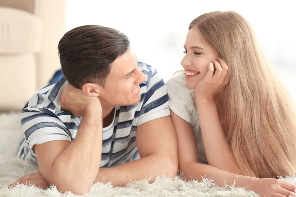 Pareja Joven Acostada Alfombra Casa —  Fotos de Stock