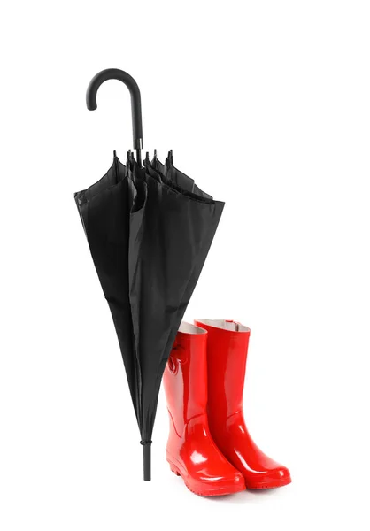 Czarny parasol i kaloszami na białym tle — Zdjęcie stockowe