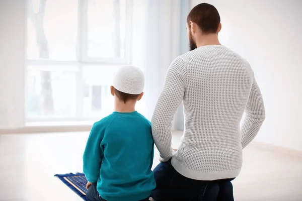 Muslim ayah dan anak berdoa bersama-sama, di dalam ruangan — Stok Foto