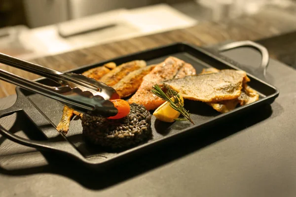 Příprava na talíř smažených ryb na porce v restauraci — Stock fotografie