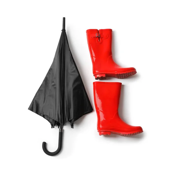 Paraguas negro y botas de goma sobre fondo blanco — Foto de Stock