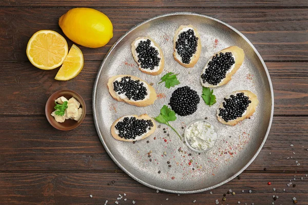 Panini con delizioso caviale nero su vassoio di metallo — Foto Stock