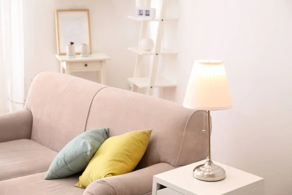 Habitación Interior Con Elegante Lámpara Mesa Cómodo Sofá —  Fotos de Stock