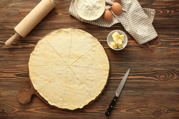 Сырое тесто для круассанов и ингредиентов на столе — стоковое фото