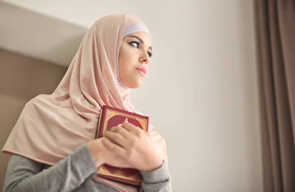 Joven Musulmana Sosteniendo Corán Rezando Interior — Foto de Stock
