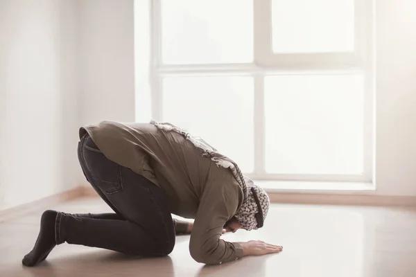 Young Muslim man praying, indoors — Stock Photo, Image