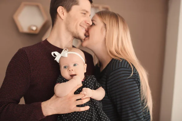 Unga föräldrar med barnet hemma — Stockfoto