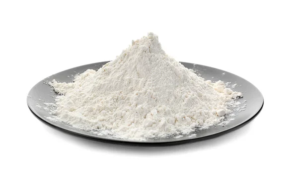 Teller mit Weizenmehl auf weißem Hintergrund — Stockfoto