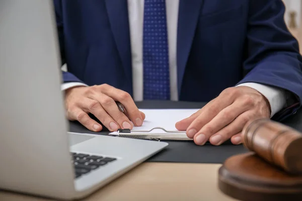 Manliga advokat arbetar på kontor, närbild — Stockfoto