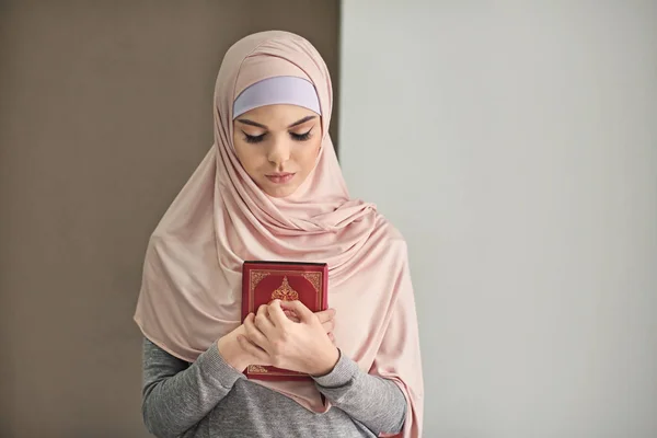 Joven Musulmana Sosteniendo Corán Rezando Interior —  Fotos de Stock