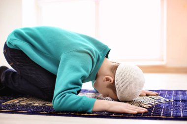 Dua, kapalı küçük Müslüman çocuk