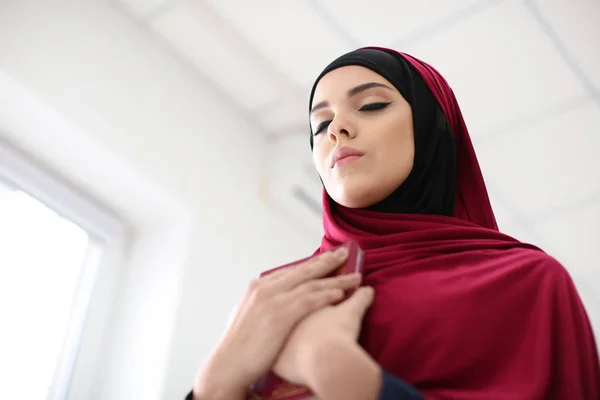 Wanita Muslim Muda Memegang Quran Dan Berdoa Dalam Ruangan — Stok Foto