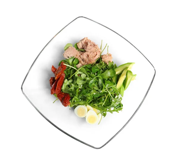 Смачний салат з консервованим тунцем у скляній мисці на білому тлі — стокове фото