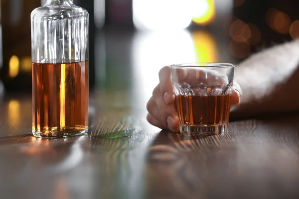 Muž s sklenky nápoje v baru, closeup. Problém alkoholismu — Stock fotografie