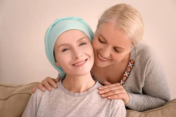 Moden kvinde besøger sin datter med kræft indendørs - Stock-foto