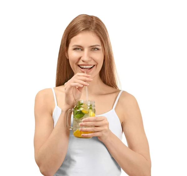 Hermosa joven bebiendo limonada fresca sobre fondo blanco — Foto de Stock