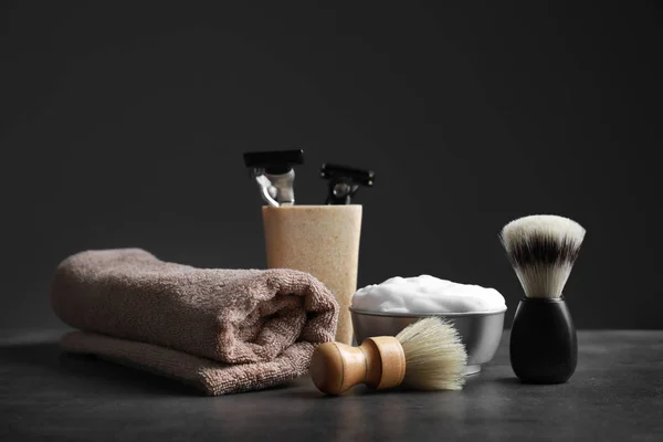 Acessórios de barbear para homem na mesa contra fundo escuro — Fotografia de Stock