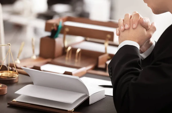 Manliga advokat arbetar på kontor, närbild — Stockfoto
