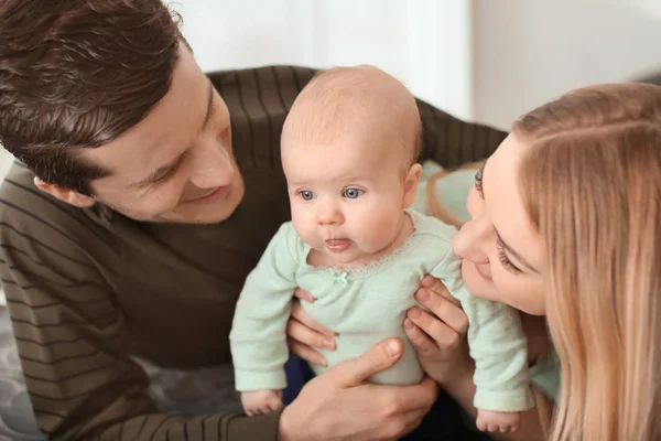 Jeunes parents avec bébé à la maison — Photo