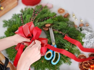 Çiçekçi yapma Noel çelenk