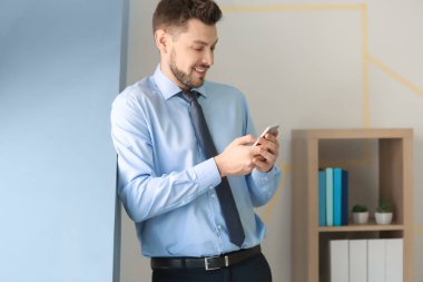 telefon ile genç adam 