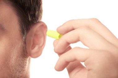 Diğeri beyaz arka planda, tatlı adam. İşitme koruma araçları