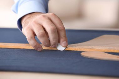 Terzi kumaş tebeşir ile atelier işaretleme