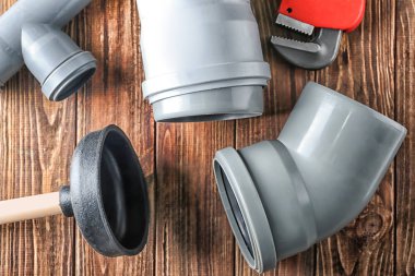 Tesisatçı 's öğeler ahşap arka plan üzerinde