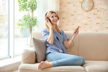Genç kadın müzik dinliyor. 