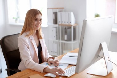 Ofiste çalışan genç kadın. Finans ticaret