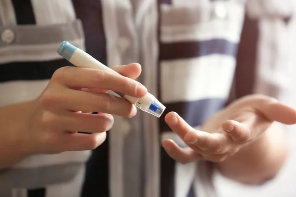 Donna diabetica che preleva campioni di sangue — Foto Stock