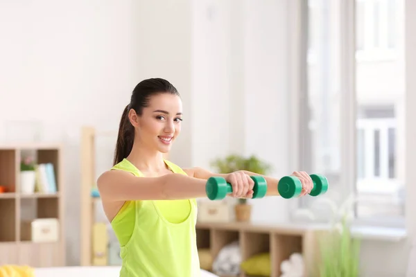 Jovem mulher fazendo exercício de fitness — Fotografia de Stock