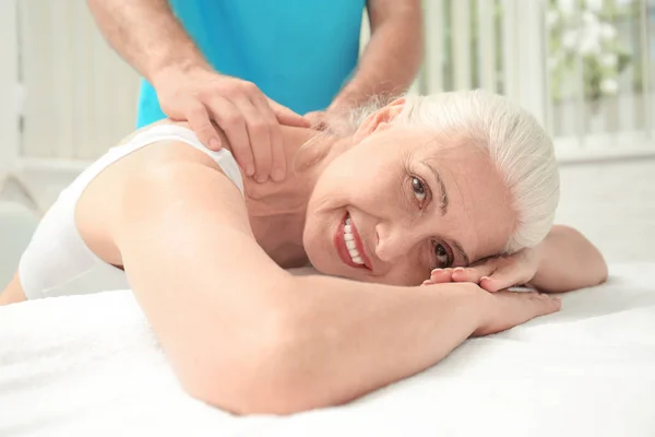 Mulher idosa recebendo massagem — Fotografia de Stock