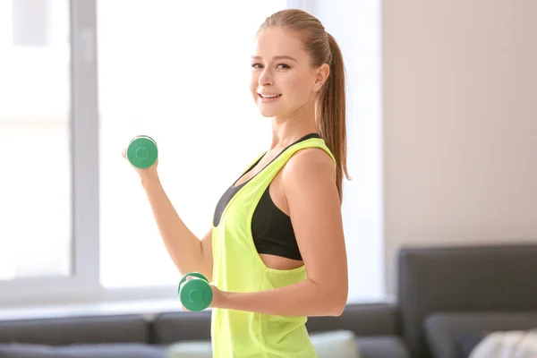 Mujer joven haciendo ejercicio físico — Foto de Stock