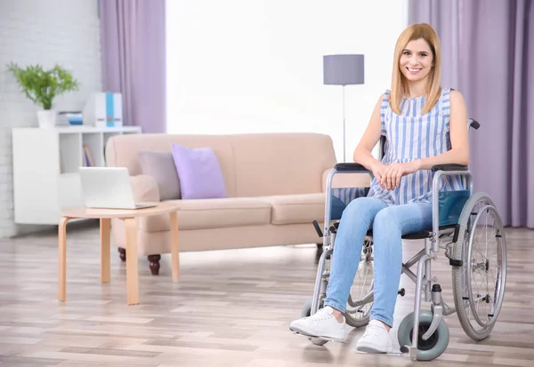 Mujer joven en silla de ruedas — Foto de Stock