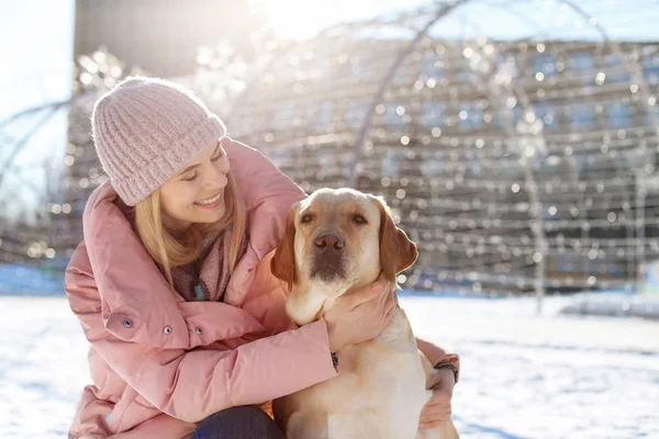 Портрет женщины, обнимающей свою милую собаку на улице в зимний день. Дружба между домашним животным и владельцем — стоковое фото