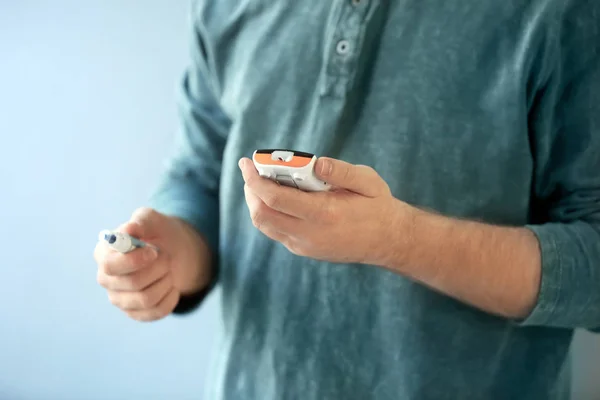 Diyabetik adam dijital Şeker Ölçüm ve mazgal kalem portre renk arka plan üzerinde — Stok fotoğraf