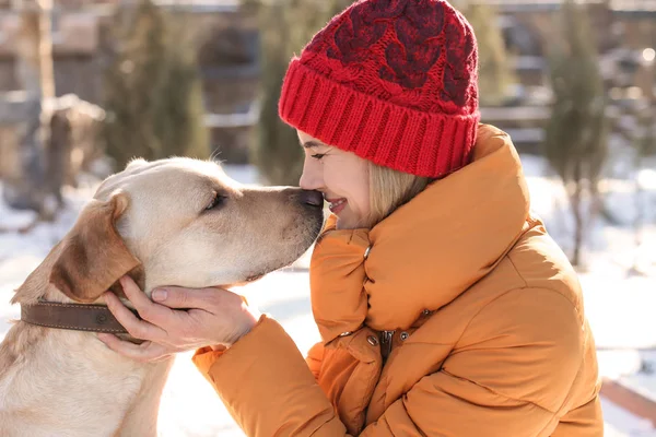 Frau mit süßem Hund — Stockfoto