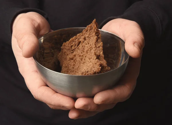 Armer Mann mit Schale und Stück Brot, Nahaufnahme — Stockfoto