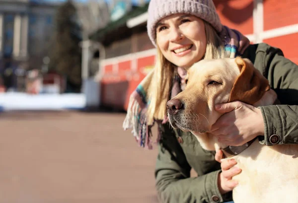 Frau mit ihrem niedlichen Hund im Freien. Freundschaft zwischen Haustier und Besitzer — Stockfoto