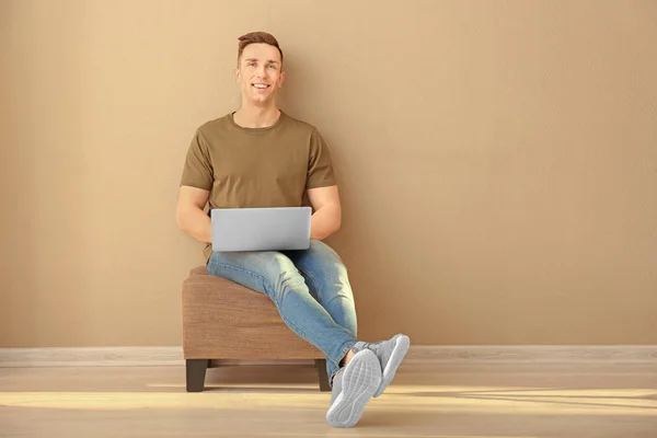 Hombre joven usando el ordenador portátil —  Fotos de Stock