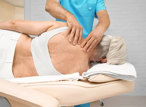 Mulher idosa recebendo massagem — Fotografia de Stock