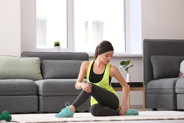 Mujer joven haciendo ejercicio físico — Foto de Stock