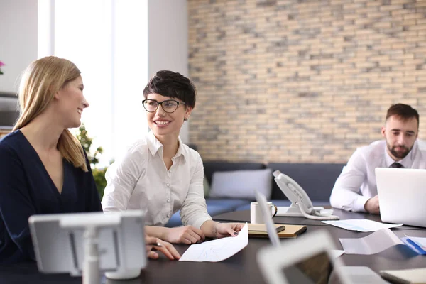 Büroangestellte treffen sich — Stockfoto