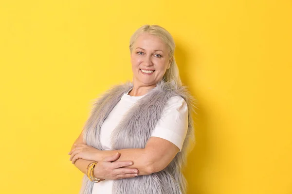 Retrato de pensionista feminino elegante — Fotografia de Stock