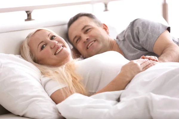 Casal de idosos na cama — Fotografia de Stock