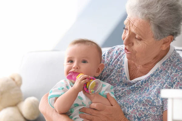 Seniorin spielt mit Enkelkind — Stockfoto