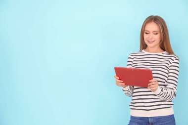 tablet ile genç kadın 